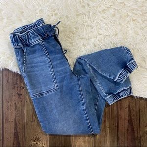 Women’s American Eagle Denim Jean Joggers Size 0. Great condition.